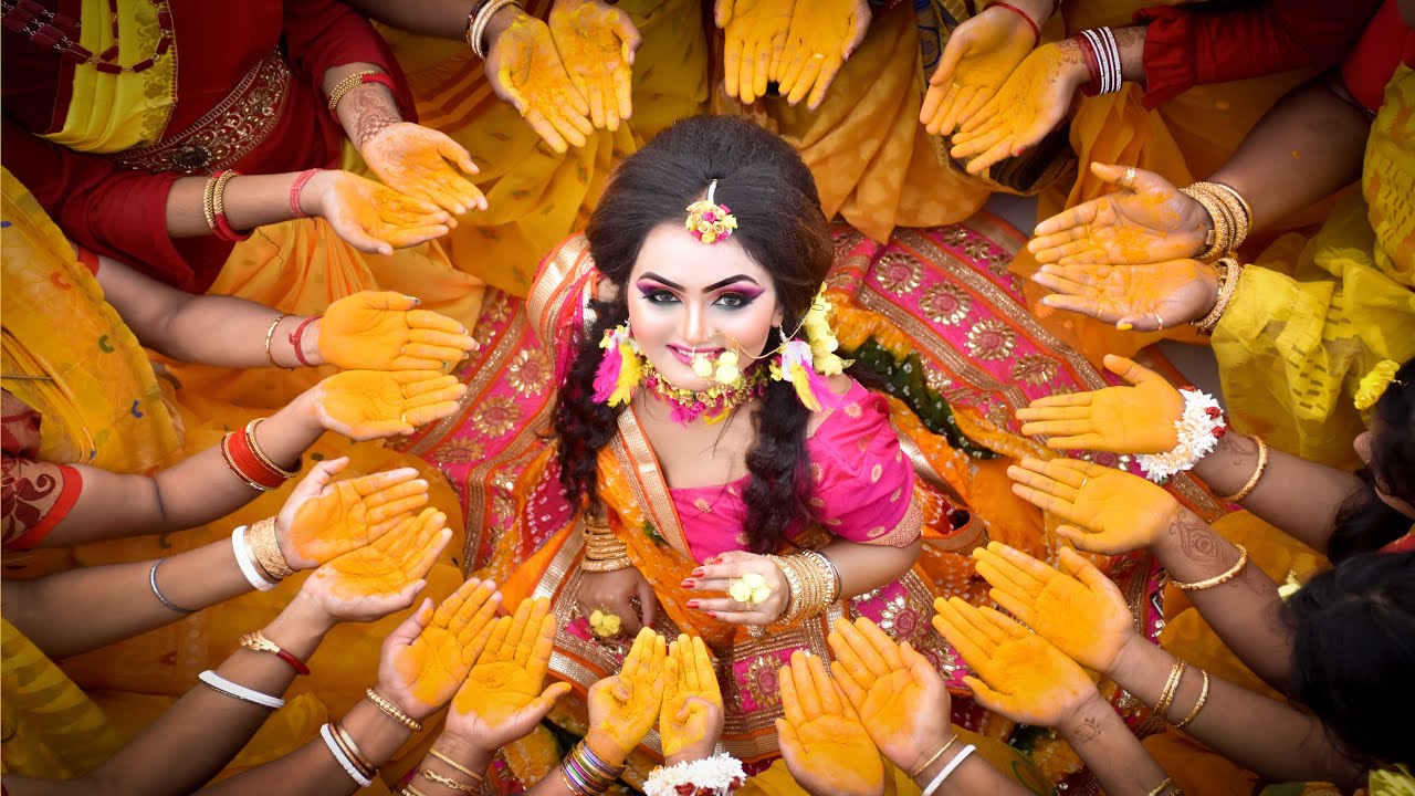 10 Amazing Gaye Holud Looks of Bengali Bride