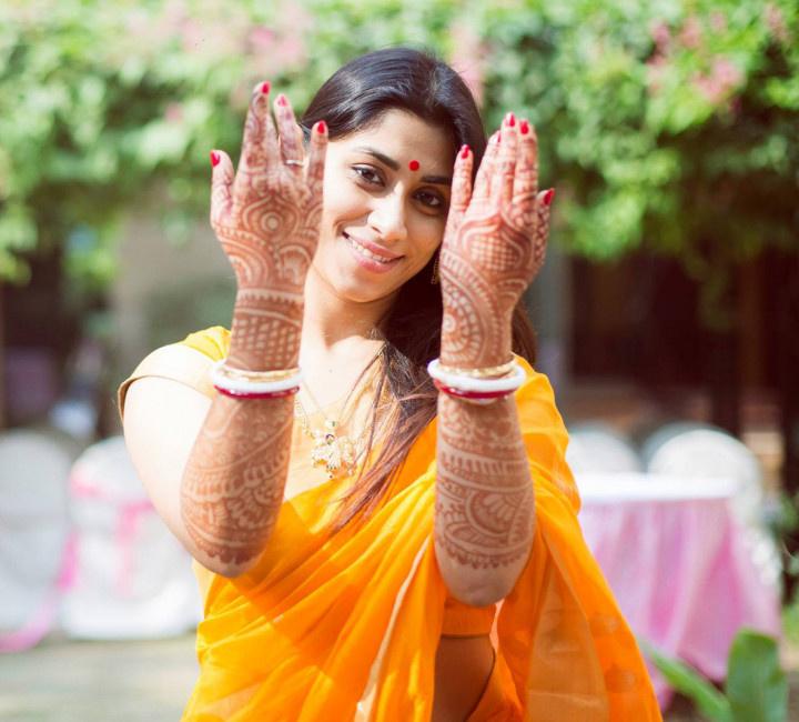Cultural significance of Shakha Pola worn by Bengali Bride who is showing off her Shakha and Pola